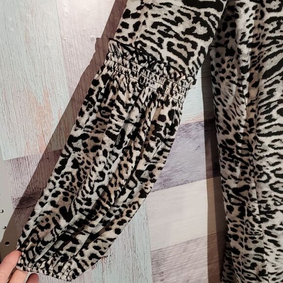 Cato Black Gray Animal Print Ruffle Sleeve VNeck Popover Blouse Shirt Sz L 723 - Picture 4 of 8